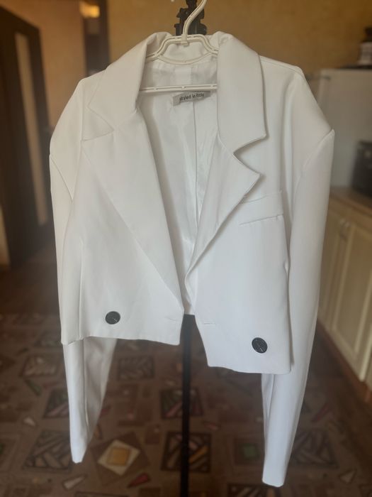 Піджак укорочений білого кольору, розмір S