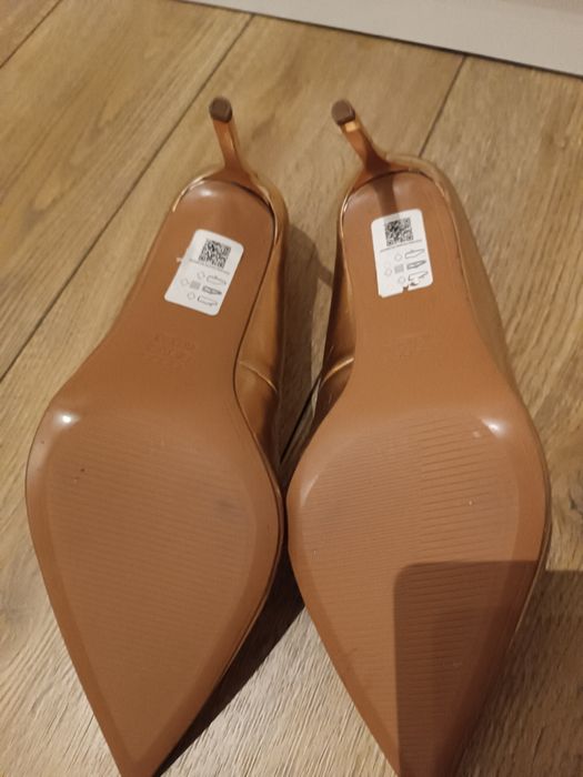 Złote wysokie szpilki