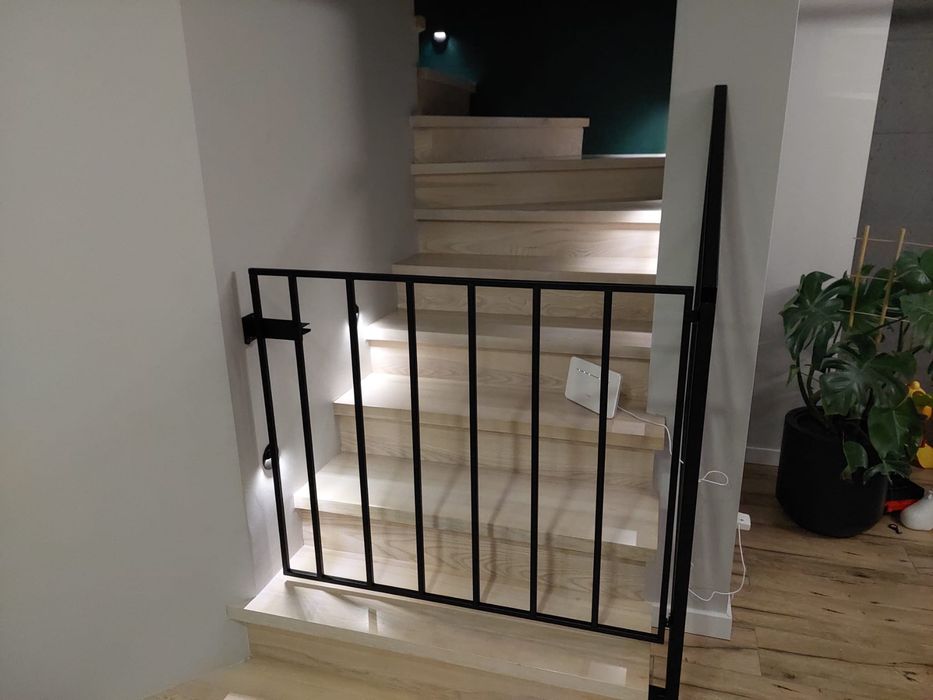 Barierka, bramka zabezpieczajaca schody