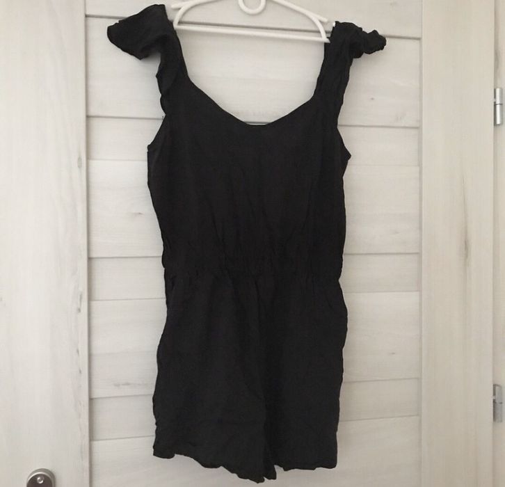 Czarny kombinezon krótki