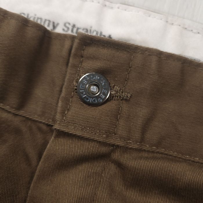 Calça de trabalho Dickies castanha, estilo utilitário slim direito