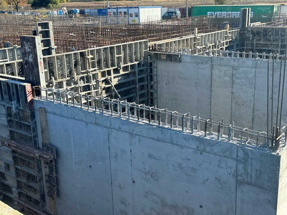 Wynajem i sprzedaż szalunków rusztowań podnośników kontenerów ogrodzeń