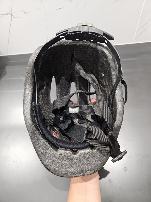 Kask rowerowy w misie