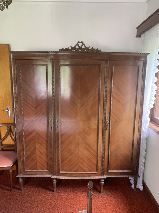 Conjunto de Quarto Clássico em Madeira – Elegância e Qualidade