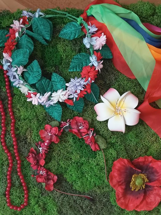 Веночек с лентами и бусы