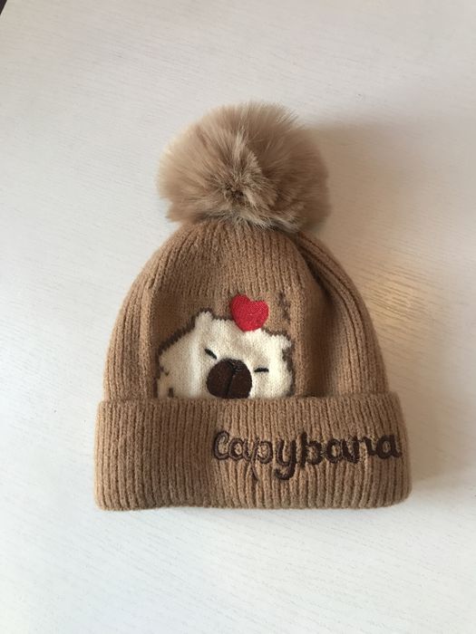 Kapibara czapka zimowa ciepła z pomponem