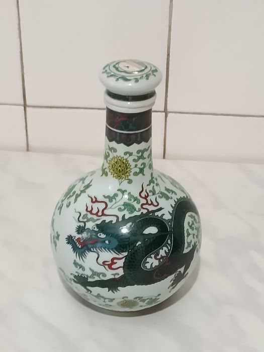 Керамическая бутылка с драконом