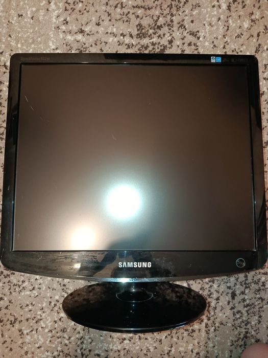 Монітор 19 дюймів.