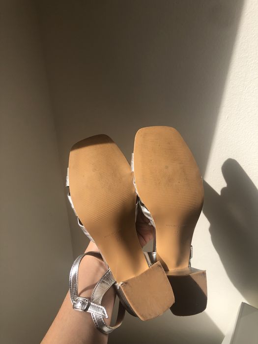Sandália prateada de festa
