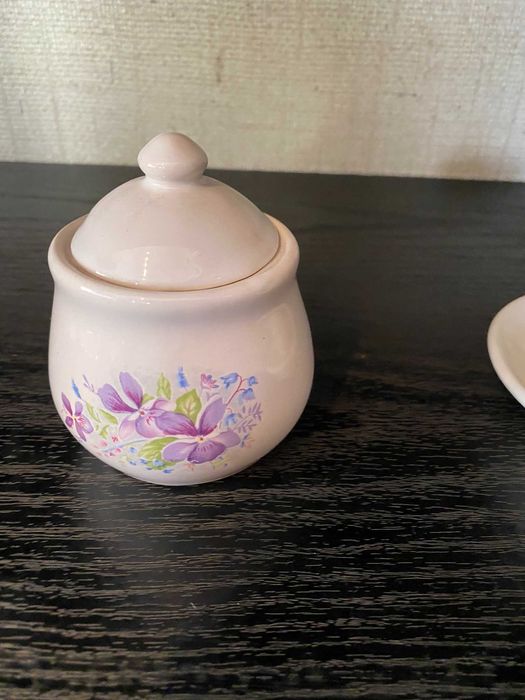 potinho branco com flores lilas