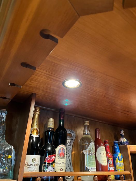 Bar de sala com duas cadeiras