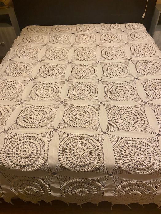 Colcha de renda , feita á mão.