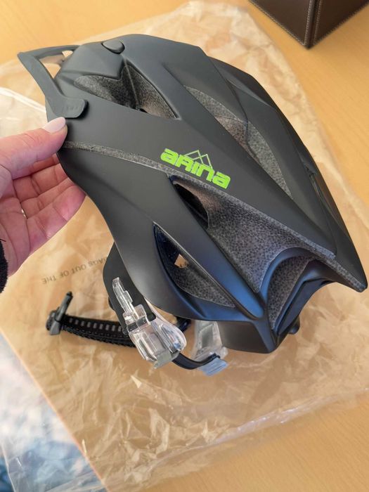 Arina Spirit cycle helmet matt black / Capacete de Ciclismo