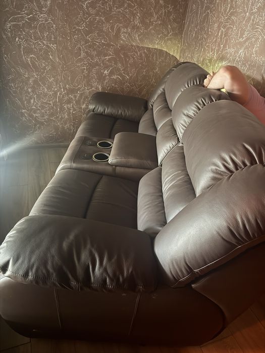 Шкіряний диван -реклайнер електропривід