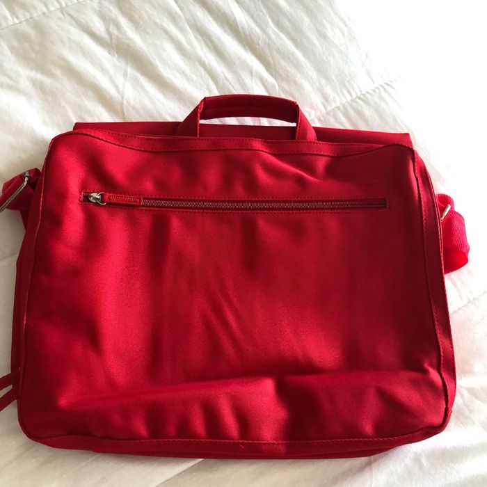 Red Laptop and Document Folder64564064268033121