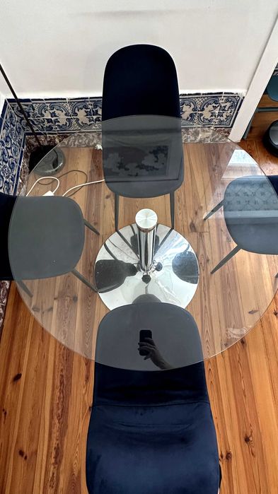 Mesa Redonda + 4 Cadeiras de Veludo Azuis