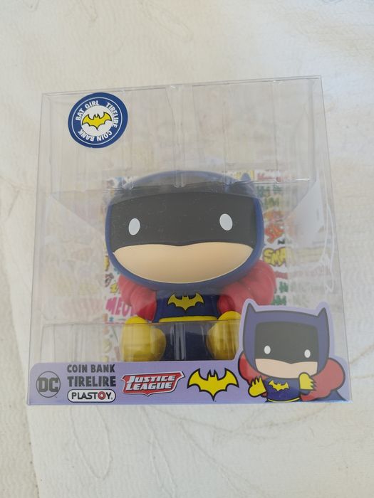 Um mealheiro da Batgirl da coleção "Chibi" da Plastoy.