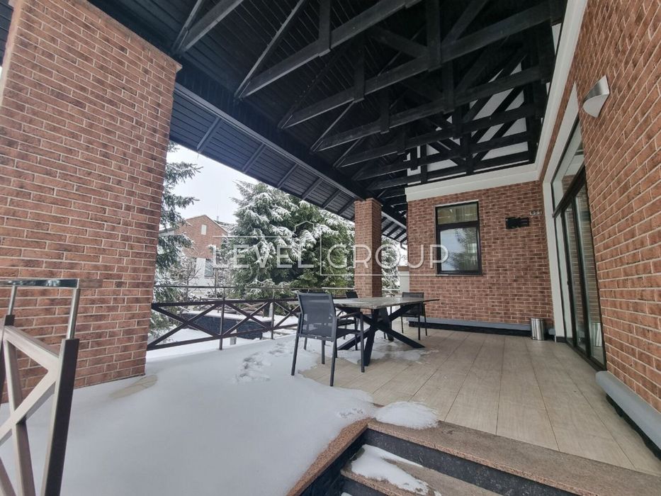 Лісники, статусний будинок в містечку, басейн, автономність