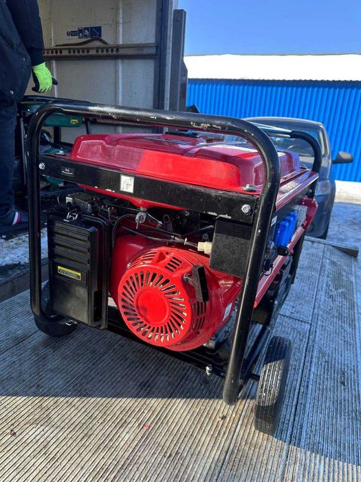 Продається бензиновий генератор 6кВт 3 фази (номінальна)