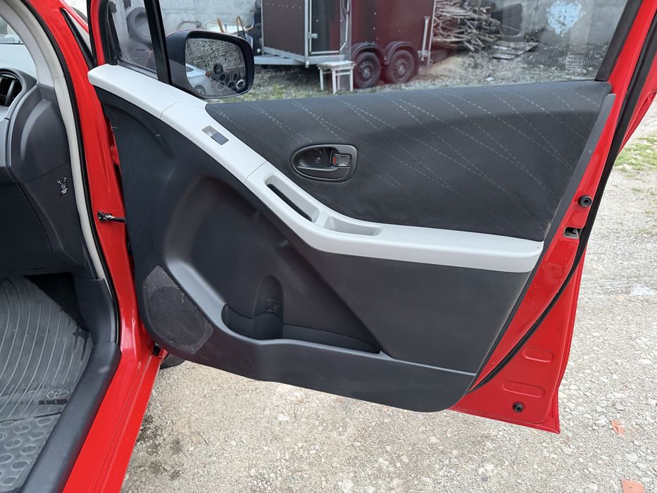 Продам тоета ярис на автомате в отличном состоянии