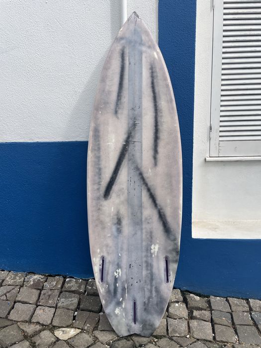 Prancha Surf 5'11 (30L) Carbono + Jogo de Quilhas Futures