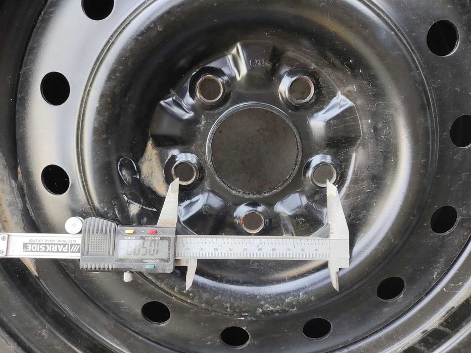 Pneu 205X60X16" com jante perfeito para roda suplente.