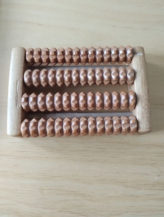 Roller do masażu stóp drewniany