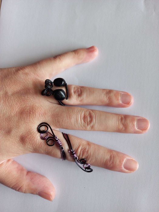 Várias peças de bijuteria