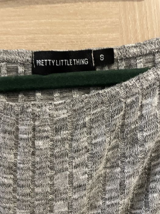 Crop top z firmy Pretty Little Thing