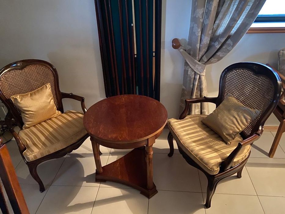 Cadeiras e mesa de apoio