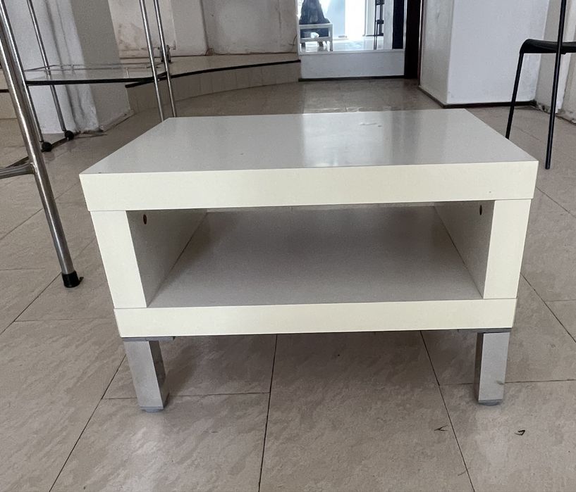 Mesas baixas brancas com pés em metal