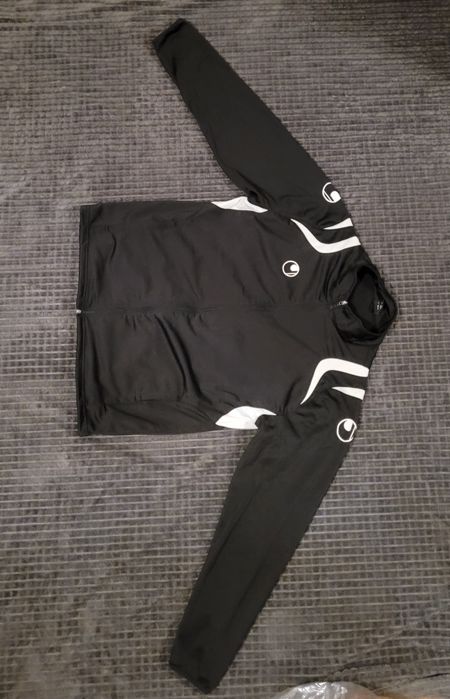 Czarna bluza sportowa