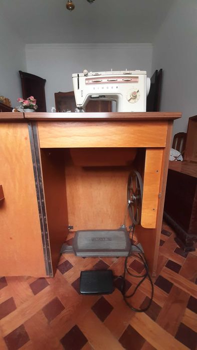 Máquina de costura Singer anos 70 com móvel original