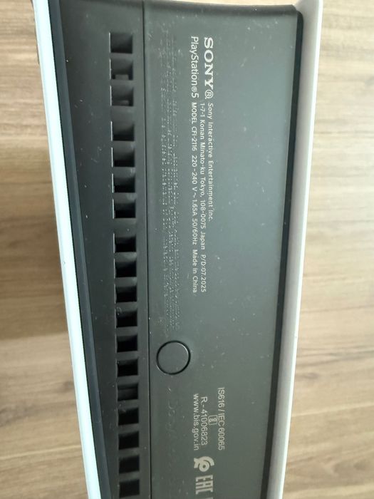 PlayStation 5 Digital Edition 825 GB — без дисковода.