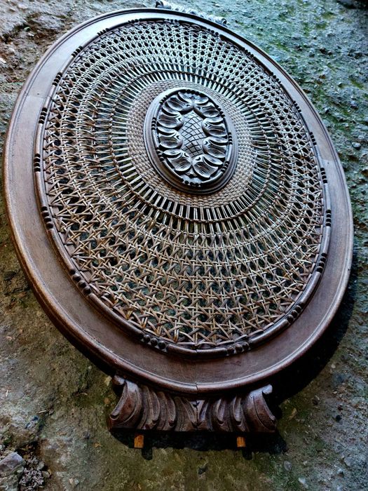 Cabeceira em madeira e empalhado para decoração ou mesa de centro