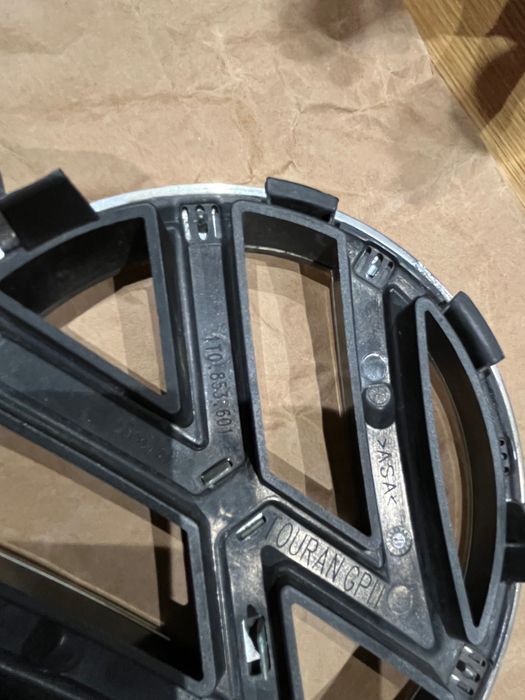 Emblemat przedni Passat B7