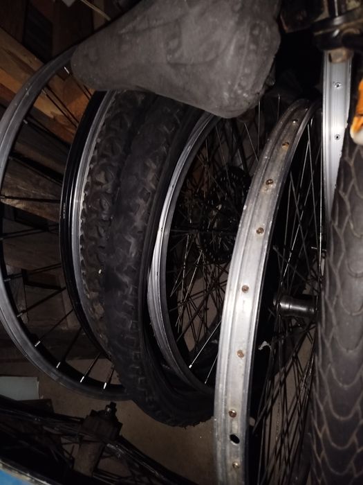 Vendo tudo junto rodas de bicicleta em alumínio e em ferro e quadros