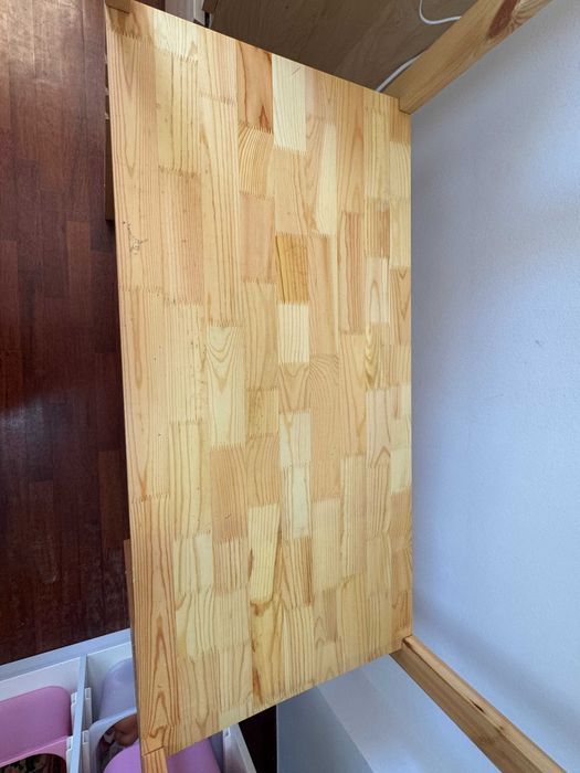 Secretária de criança regulável em altura em madeira de pinho