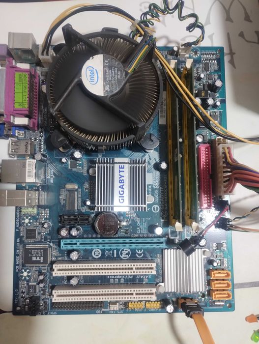 Плата материнская Gigabyte GA-945GCM-S2L с процессором и охлаждением.