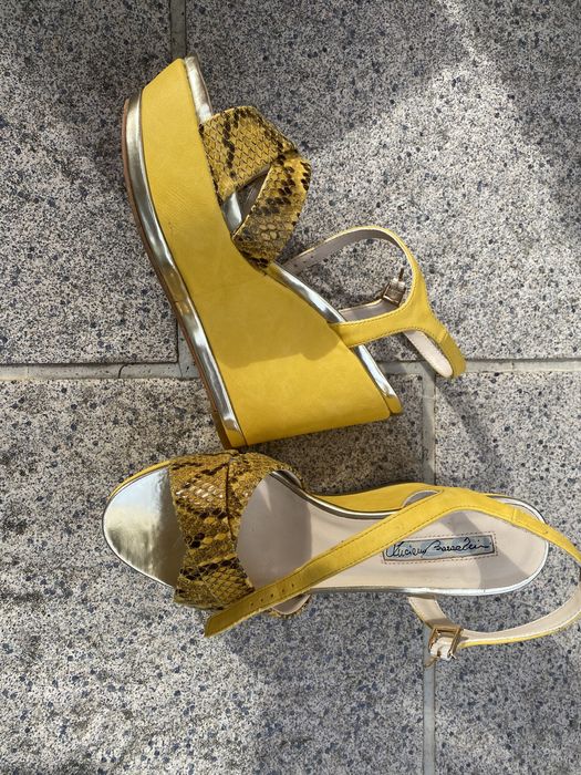 Sandalia amarela Luciano Barachini