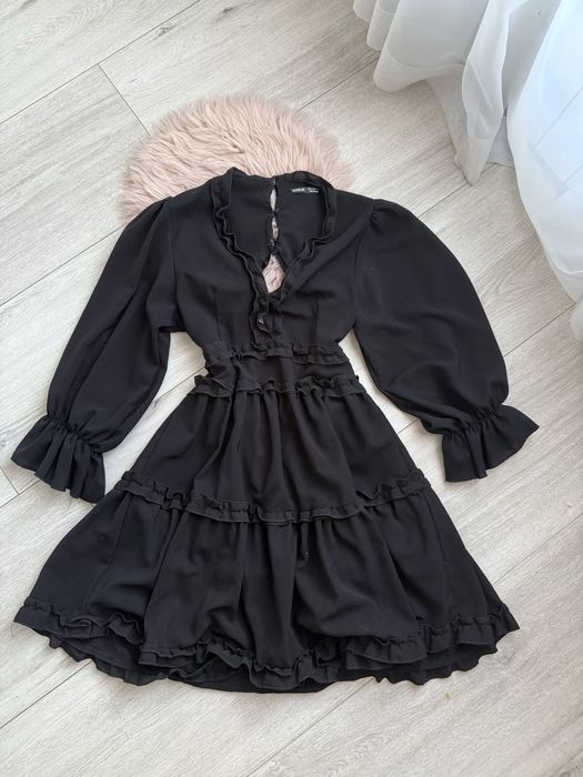 чорне плаття з відкритою спинкою