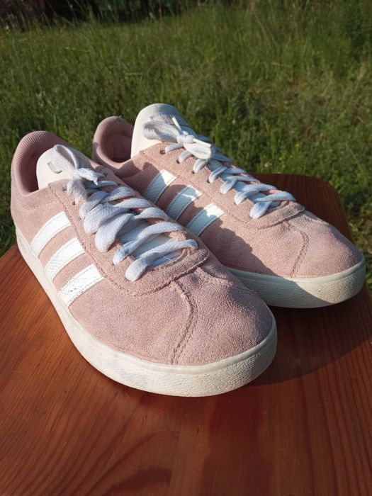 Оригінальні кросівки adidas, жіночі