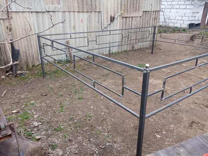 Оградкі та хрести, лавочки столи, гробниці