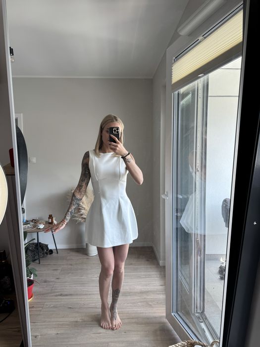 Biala elegancka sukoenka mini rozkloszowana