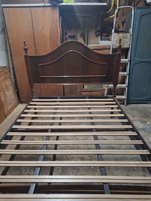 Cama de casal castanho