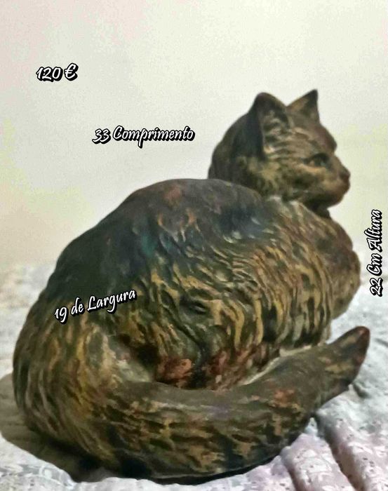 Gato em tamanho natural, em faiança policromada.