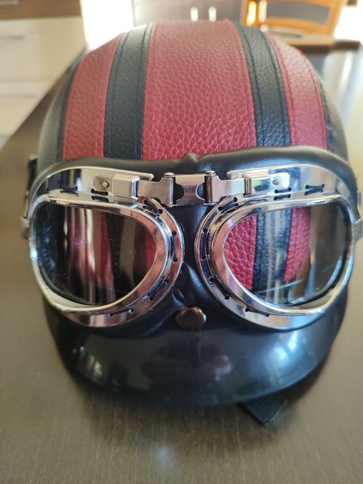 Kask z super okularami.