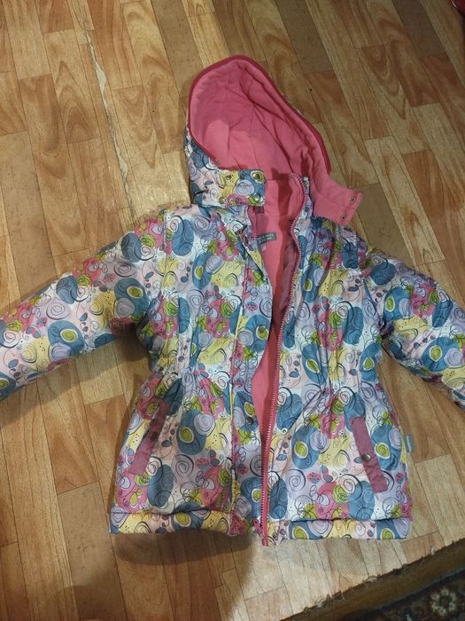 Зимова куртка на дівчину 4-5 років