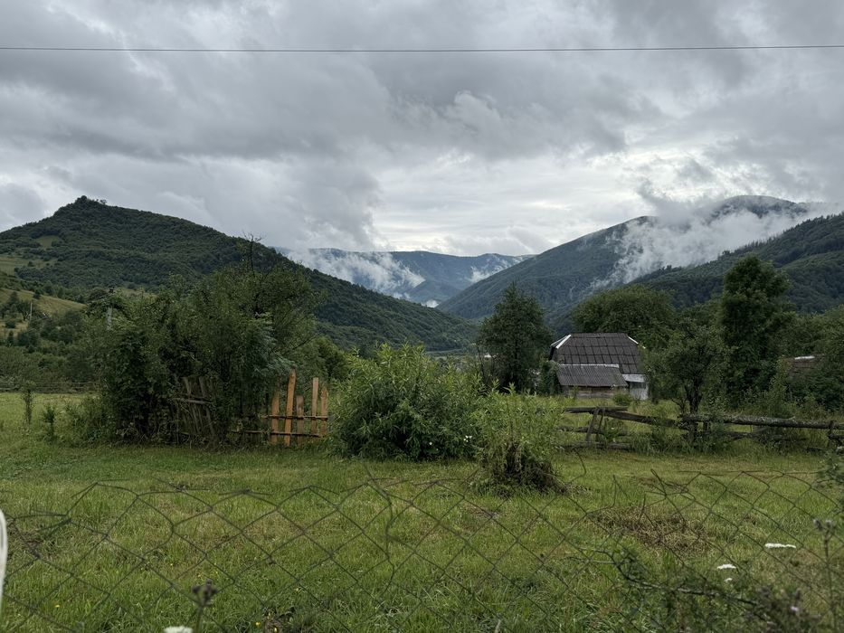 Продається ділянка з будинками у смт. Міжгірʼя