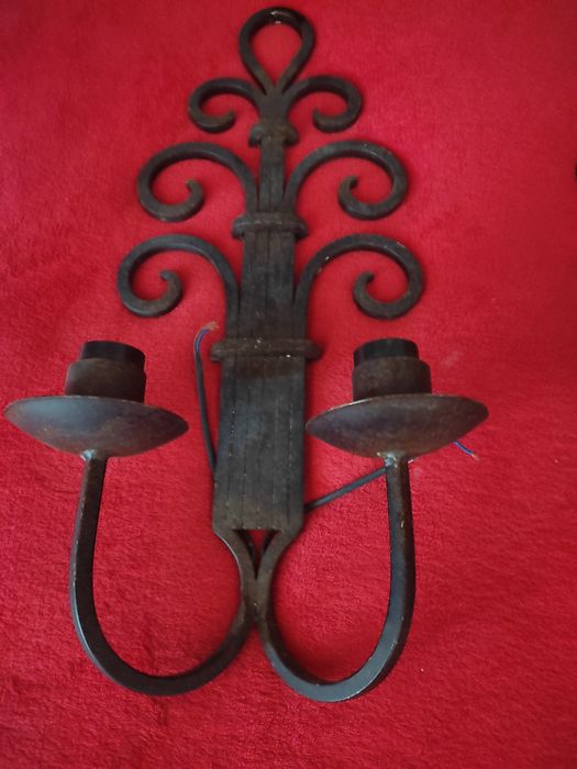Candeeiros (apliques) de parede em ferro forjado (1 par ).
